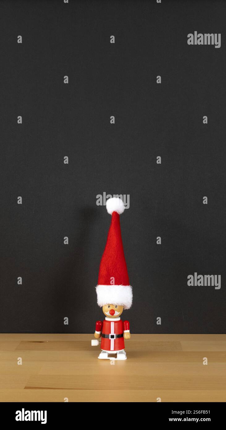 Ein Bild einer Weihnachtsmann-Figur, die Spielzeug aufzieht Stockfoto