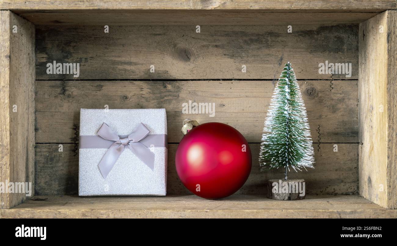 Silber Geschenk box Rot glas kugel und Tannenbaum Weihnachten Symbole Dekoration Stockfoto