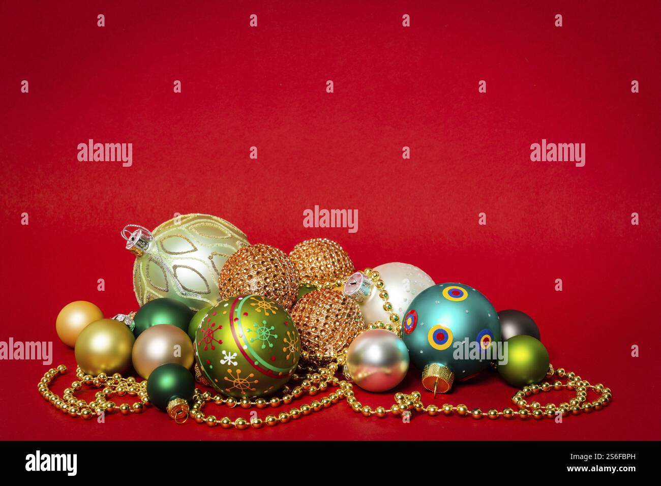 Weihnachten Dekoration Glaskugeln auf rotem Hintergrund Stockfoto