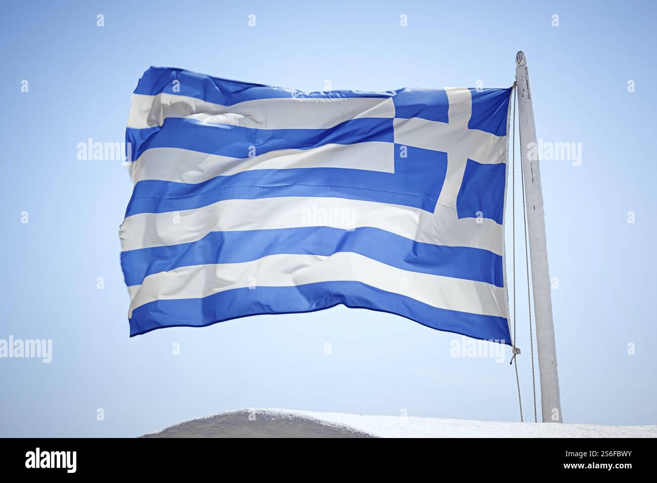 Ein Bild der griechischen Flagge unter einem blauen Himmel Stockfoto