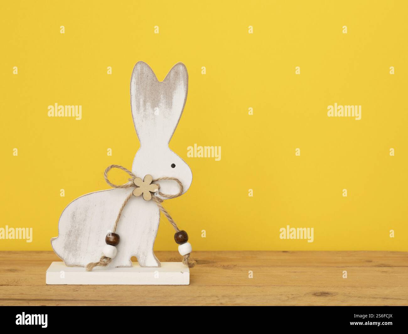 Eine süße osterhasenfigur mit gelbem Hintergrund Stockfoto