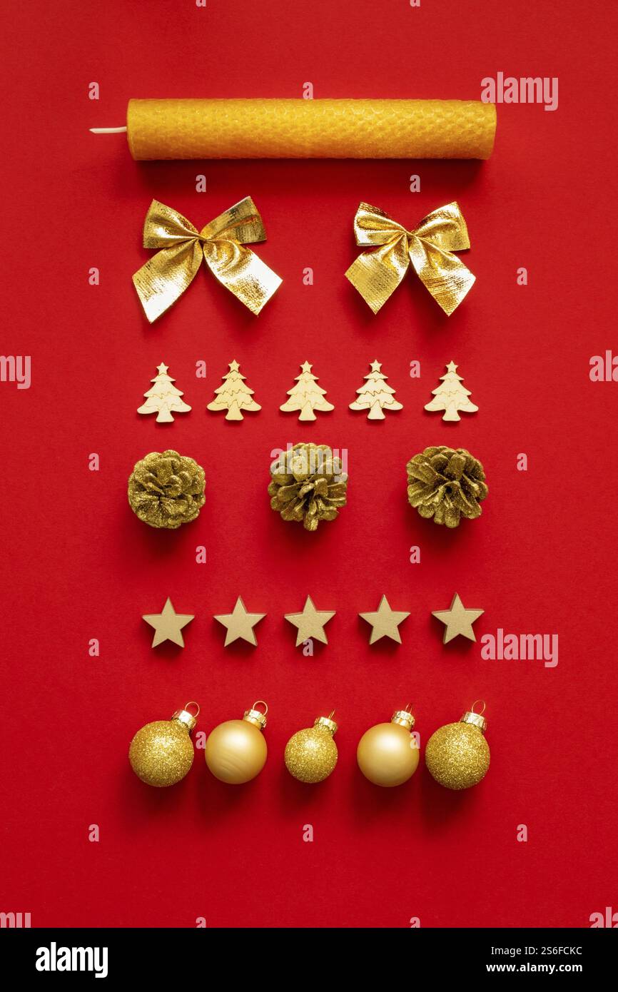 Ein Bild von Weihnachten Dekoration auf rotem Hintergrund Stockfoto