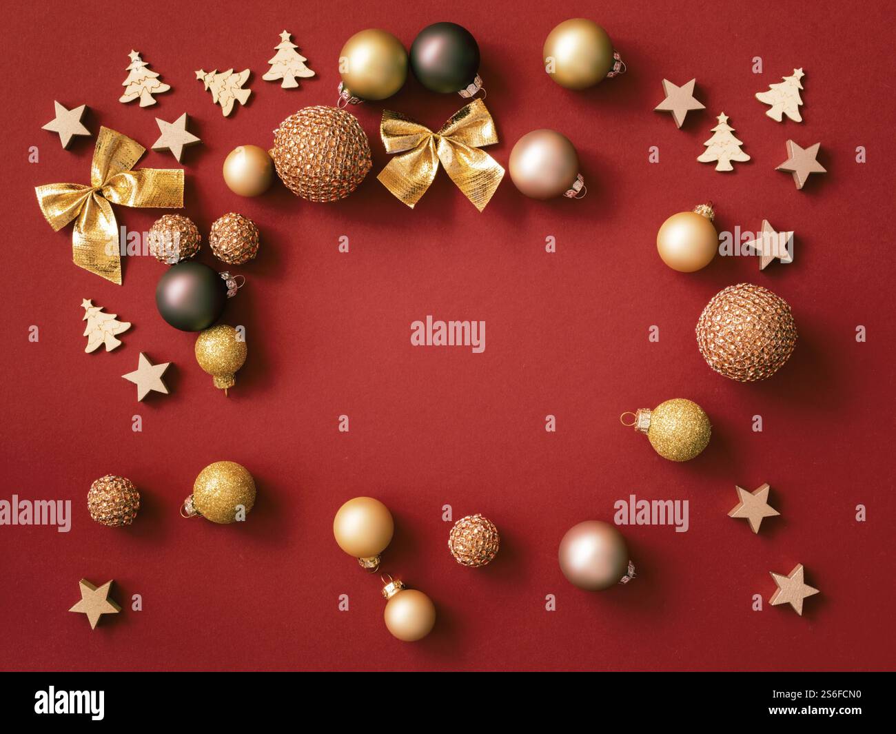 Ein Bild von Weihnachten Dekoration auf rotem Hintergrund Stockfoto