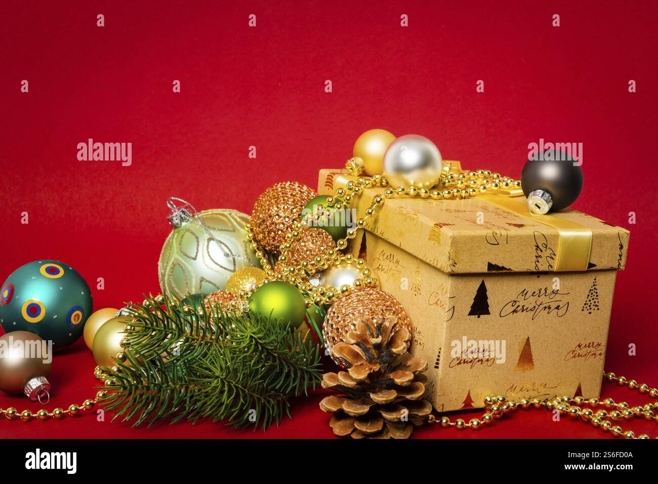 Eine Weihnachtsdekoration Geschenkbox mit rotem Hintergrund Stockfoto