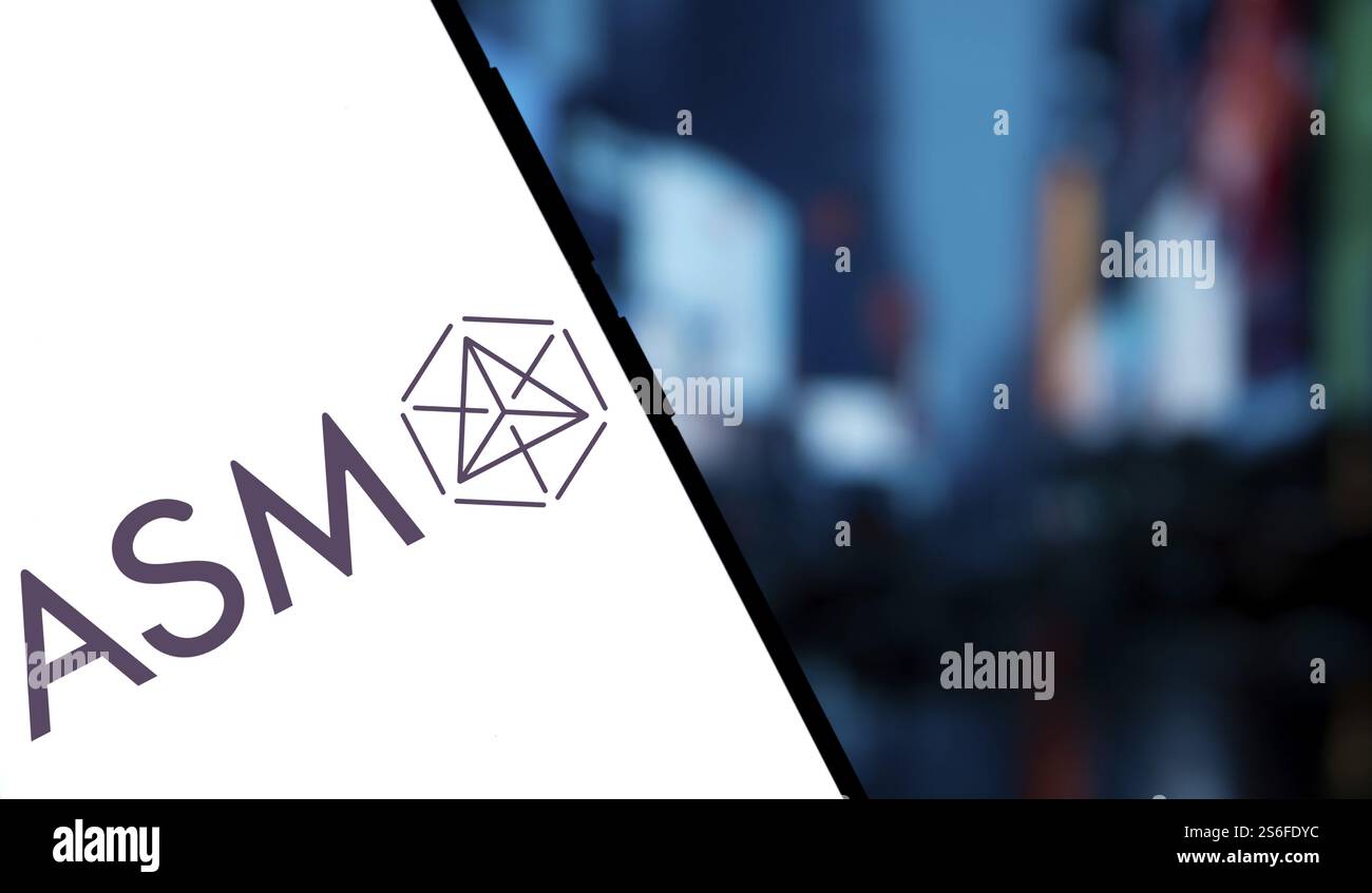 Das ASM-Logo wird auf dem Smartphone angezeigt. ASM International N.. V ist ein niederländischer multinationaler Konzern mit Hauptsitz in den Bereichen Design, Fertigung, Vertrieb und Service Stockfoto
