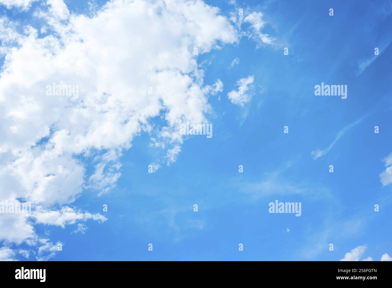 Ein Bild von einem strahlend blauen Himmelshintergrund Stockfoto