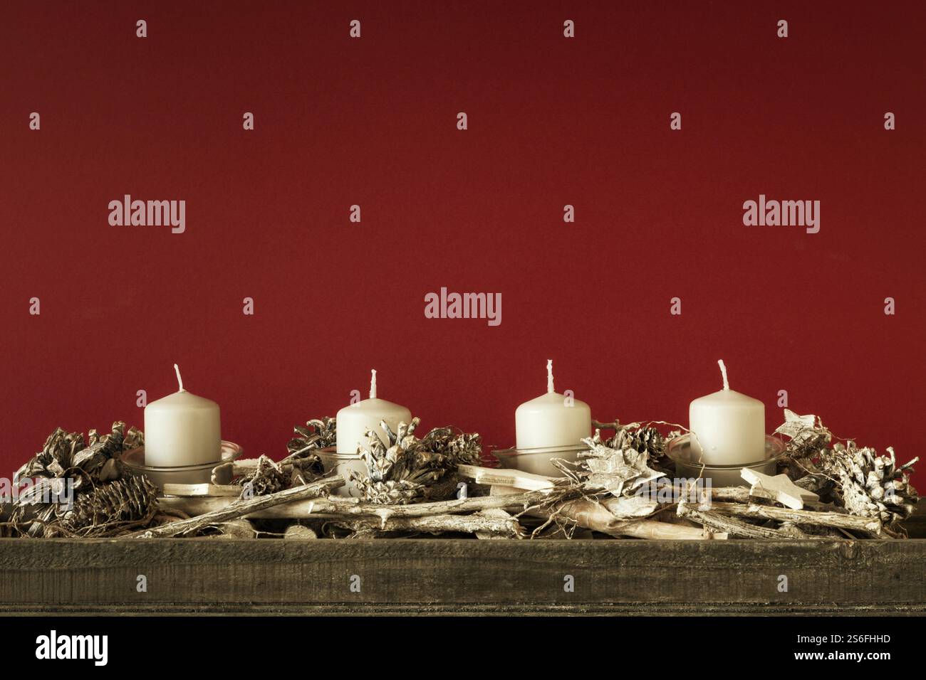 Advent vier Kerzen brennen nicht mit rotem Hintergrund für Ihre Inhalte Stockfoto