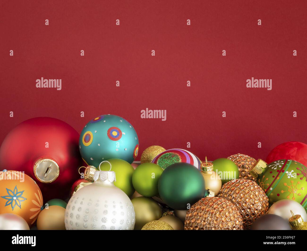 Weihnachten Dekoration Glaskugeln auf rotem Hintergrund Stockfoto