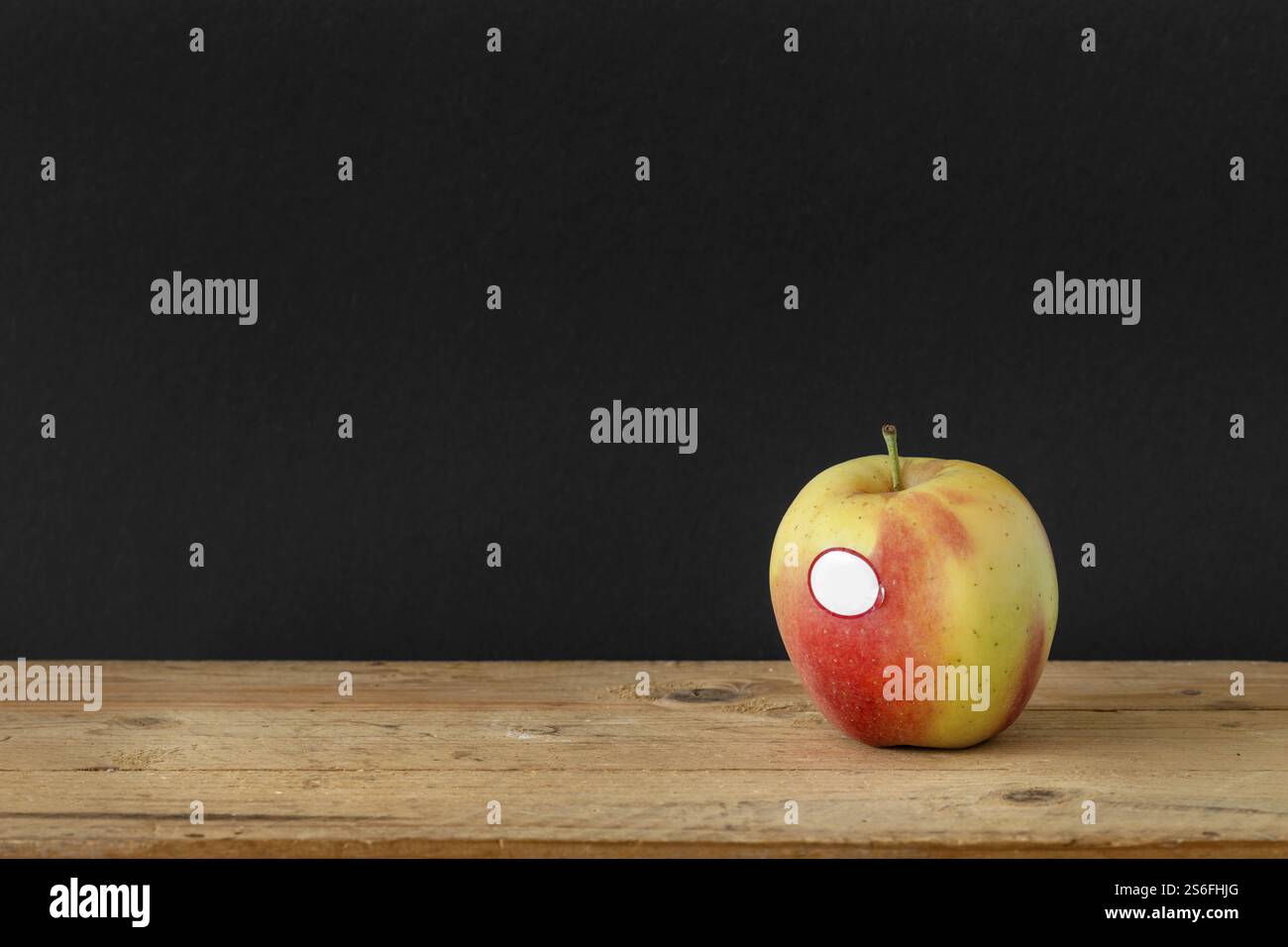 Ein Bild von einem Holztisch mit schwarzem Hintergrund Stockfoto