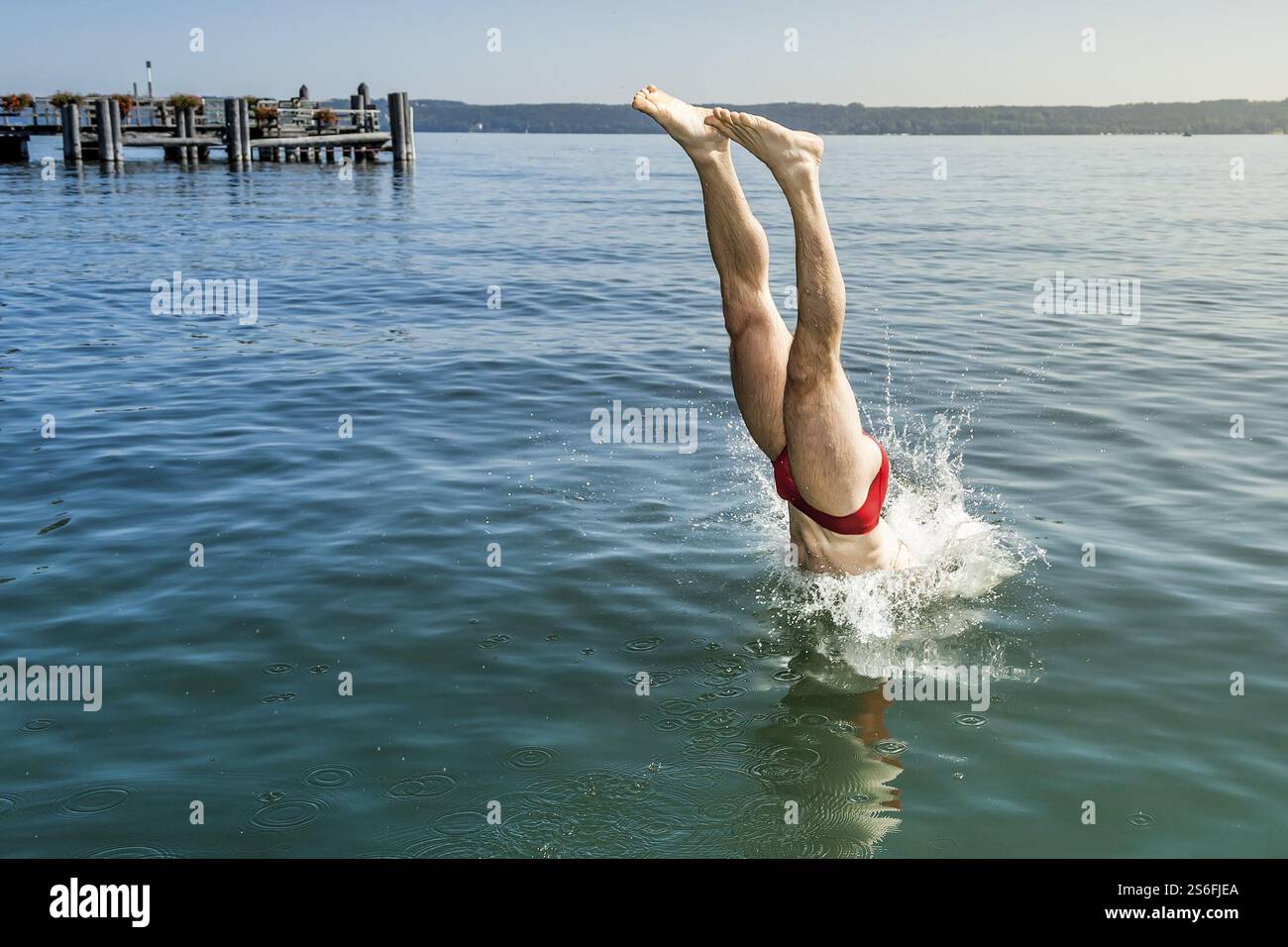 Ein Bild von einem Mann ins Wasser springen Stockfoto