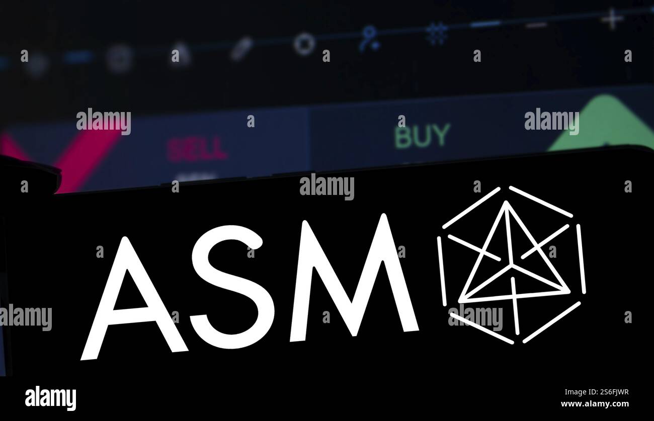 Das ASM-Logo wird auf dem Smartphone angezeigt. ASM International N.. V ist ein niederländischer multinationaler Konzern mit Hauptsitz in den Bereichen Design, Fertigung, Vertrieb und Service Stockfoto