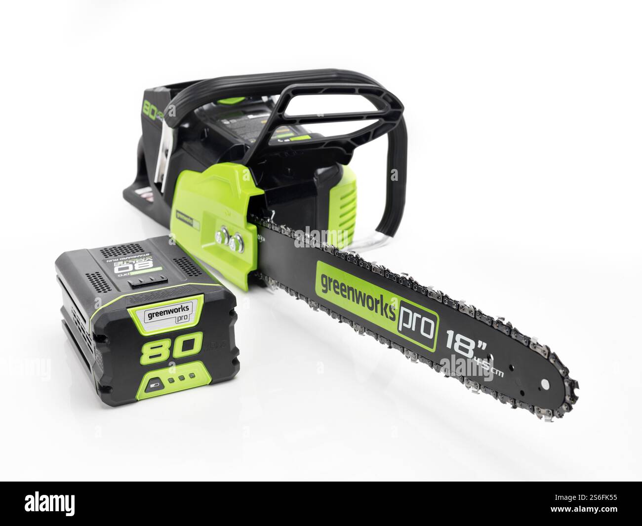 Elektrische Akku Kettensäge Greenworks und einem großen Lithium-Akku isoliert auf weißem Hintergrund Stockfoto