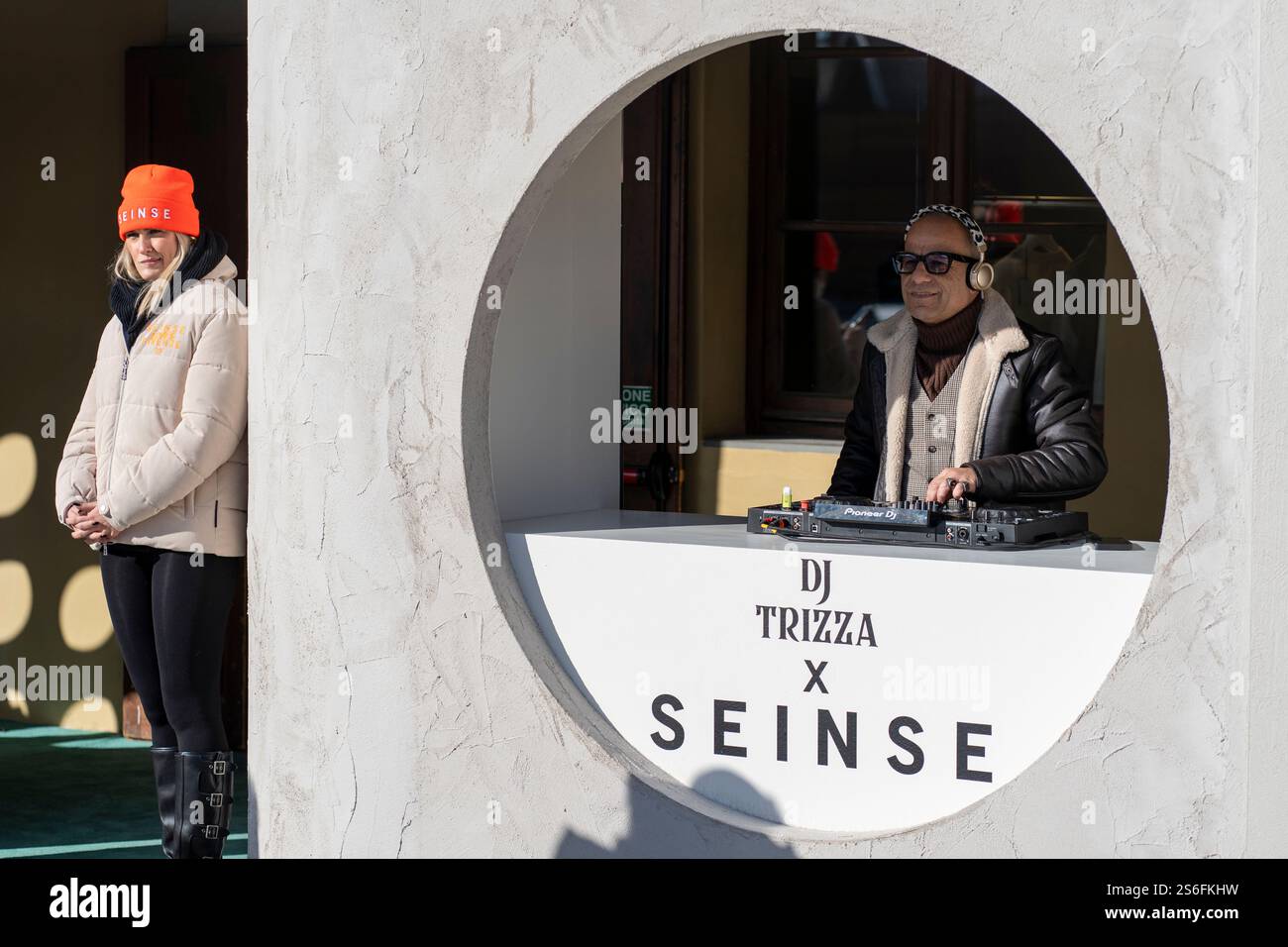 Florenz, Italien. Januar 2025. Pitti Uomo in Florenz ist die weltweit wichtigste Plattform für Herrenbekleidung und Accessoires. Das Publikum, das die Veranstaltung besucht, besteht aus Menschen, die in extravaganter, eleganter und eklektischer Weise vor allem ihren Stil zeigen. (Foto: Federico Neri/Pacific Press) Credit: Pacific Press Media Production Corp./Alamy Live News Stockfoto