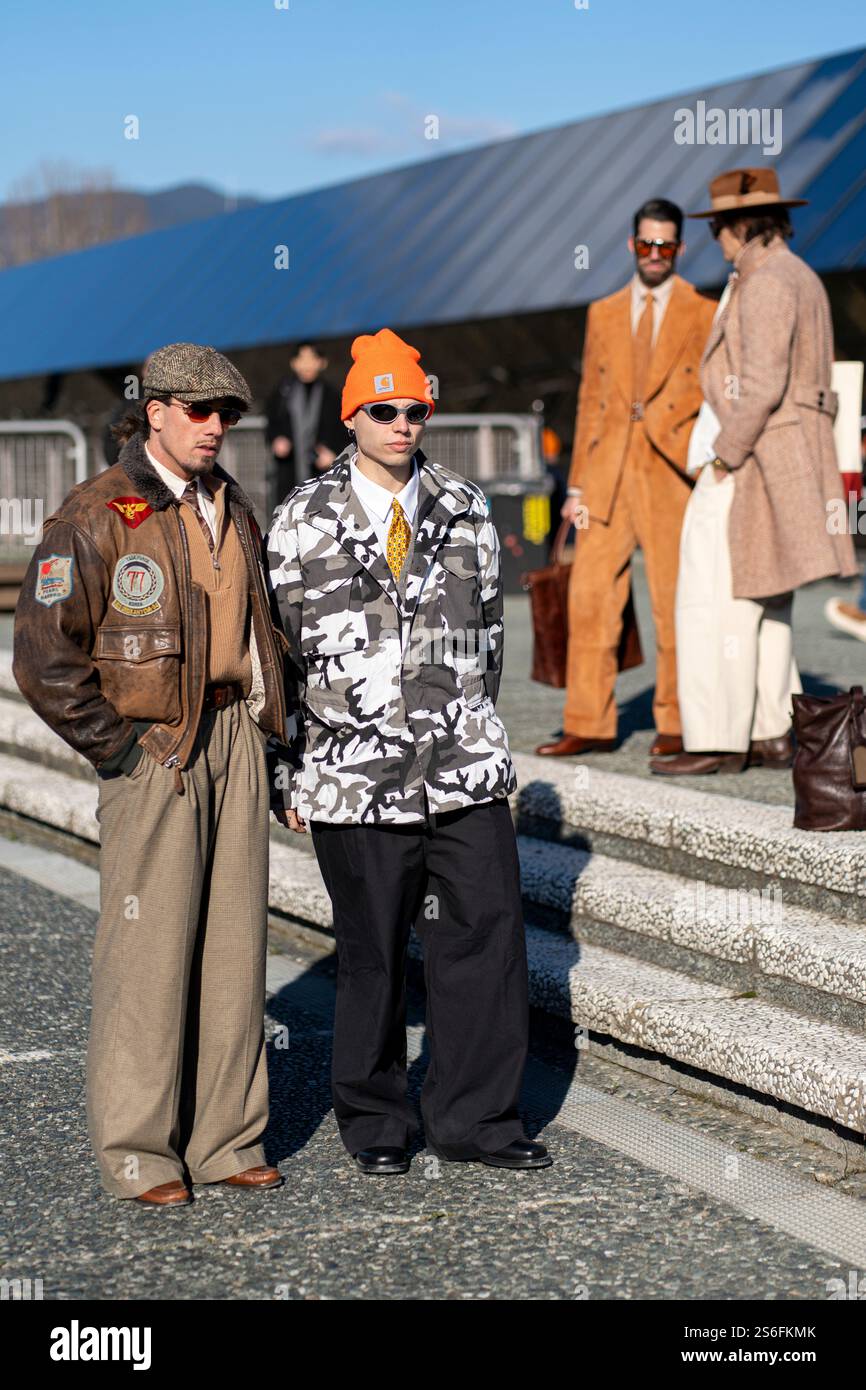 Florenz, Italien. Januar 2025. Pitti Uomo in Florenz ist die weltweit wichtigste Plattform für Herrenbekleidung und Accessoires. Das Publikum, das die Veranstaltung besucht, besteht aus Menschen, die in extravaganter, eleganter und eklektischer Weise vor allem ihren Stil zeigen. (Foto: Federico Neri/Pacific Press) Credit: Pacific Press Media Production Corp./Alamy Live News Stockfoto