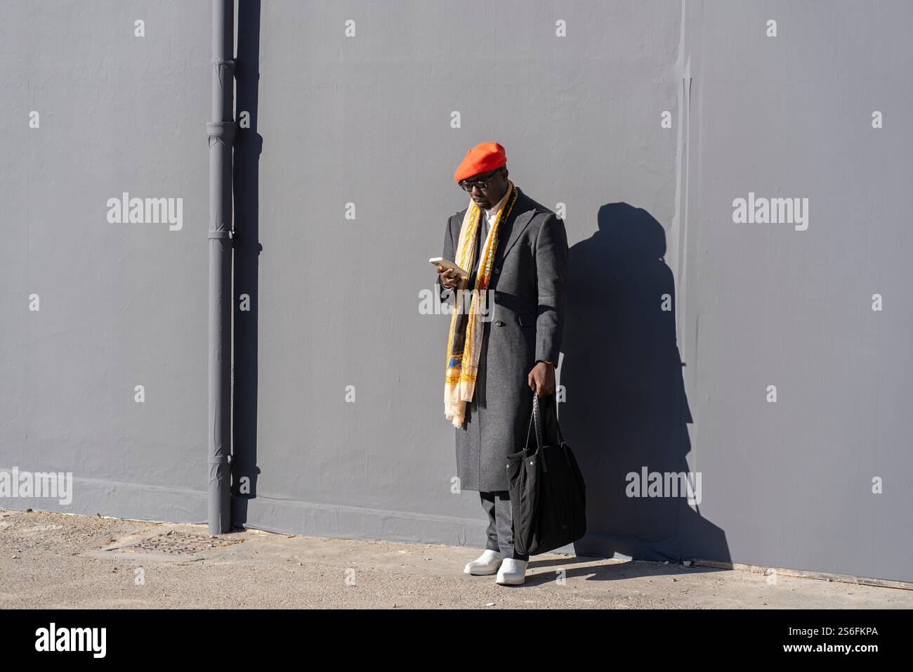 Florenz, Italien. Januar 2025. Pitti Uomo in Florenz ist die weltweit wichtigste Plattform für Herrenbekleidung und Accessoires. Das Publikum, das die Veranstaltung besucht, besteht aus Menschen, die in extravaganter, eleganter und eklektischer Weise vor allem ihren Stil zeigen. (Foto: Federico Neri/Pacific Press) Credit: Pacific Press Media Production Corp./Alamy Live News Stockfoto