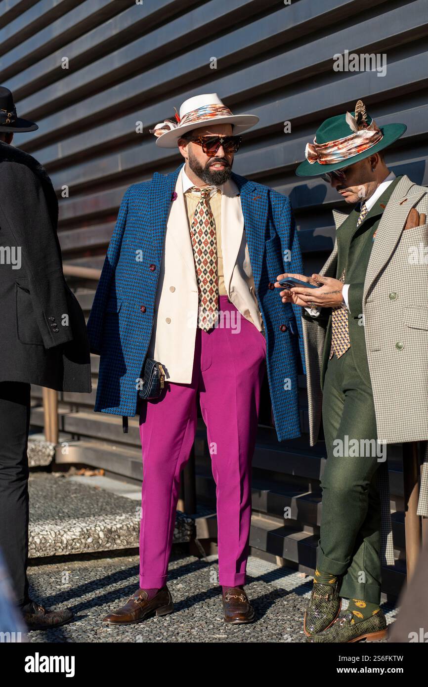 Florenz, Italien. Januar 2025. Pitti Uomo in Florenz ist die weltweit wichtigste Plattform für Herrenbekleidung und Accessoires. Das Publikum, das die Veranstaltung besucht, besteht aus Menschen, die in extravaganter, eleganter und eklektischer Weise vor allem ihren Stil zeigen. (Foto: Federico Neri/Pacific Press) Credit: Pacific Press Media Production Corp./Alamy Live News Stockfoto