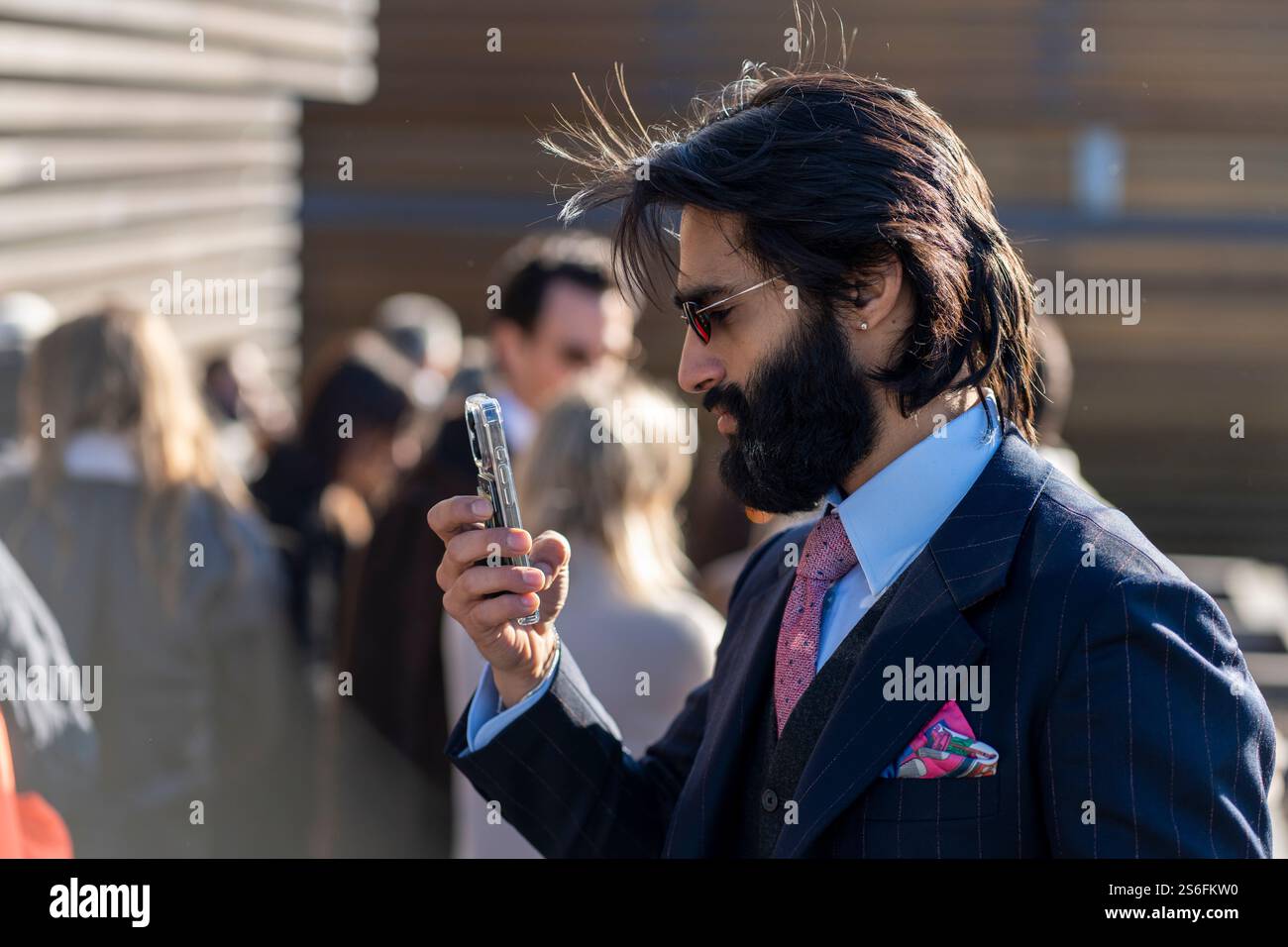 Florenz, Italien. Januar 2025. Pitti Uomo in Florenz ist die weltweit wichtigste Plattform für Herrenbekleidung und Accessoires. Das Publikum, das die Veranstaltung besucht, besteht aus Menschen, die in extravaganter, eleganter und eklektischer Weise vor allem ihren Stil zeigen. (Foto: Federico Neri/Pacific Press) Credit: Pacific Press Media Production Corp./Alamy Live News Stockfoto