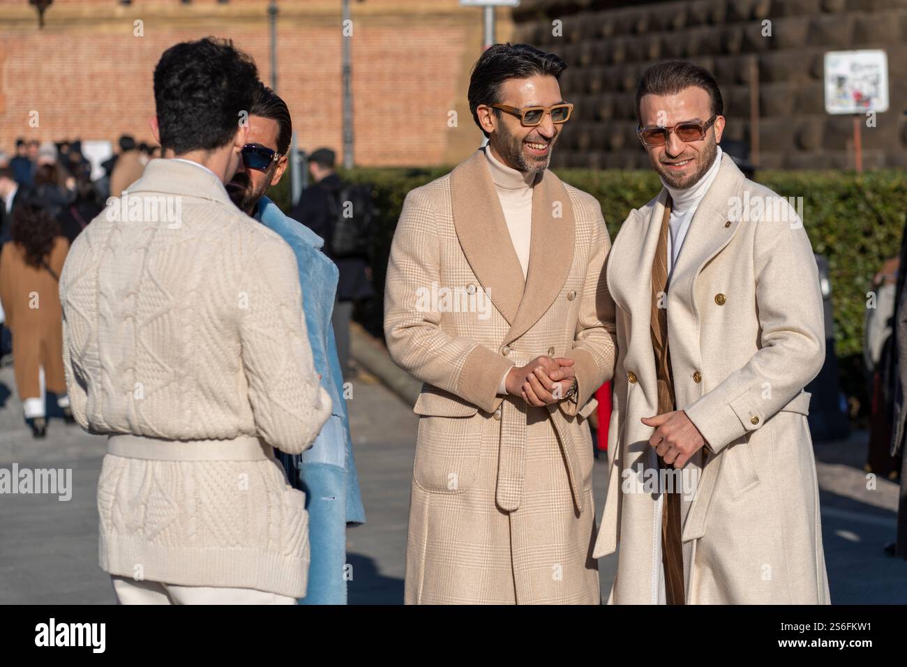 Florenz, Italien. Januar 2025. Pitti Uomo in Florenz ist die weltweit wichtigste Plattform für Herrenbekleidung und Accessoires. Das Publikum, das die Veranstaltung besucht, besteht aus Menschen, die in extravaganter, eleganter und eklektischer Weise vor allem ihren Stil zeigen. (Foto: Federico Neri/Pacific Press) Credit: Pacific Press Media Production Corp./Alamy Live News Stockfoto