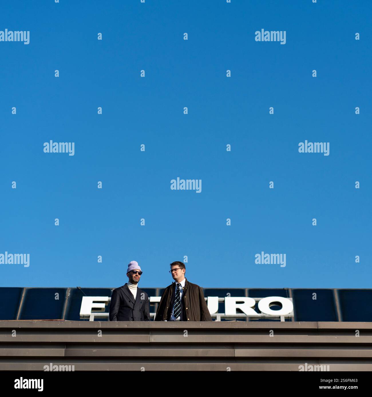 Florenz, Italien. Januar 2025. Pitti Uomo in Florenz ist die weltweit wichtigste Plattform für Herrenbekleidung und Accessoires. Das Publikum, das die Veranstaltung besucht, besteht aus Menschen, die in extravaganter, eleganter und eklektischer Weise vor allem ihren Stil zeigen. (Foto: Federico Neri/Pacific Press) Credit: Pacific Press Media Production Corp./Alamy Live News Stockfoto