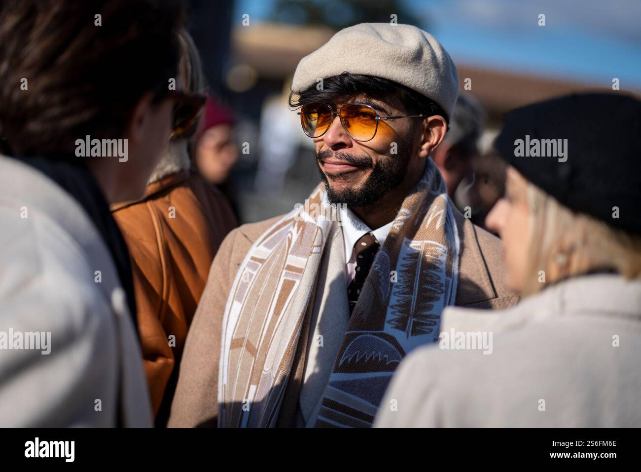 Florenz, Italien. Januar 2025. Pitti Uomo in Florenz ist die weltweit wichtigste Plattform für Herrenbekleidung und Accessoires. Das Publikum, das die Veranstaltung besucht, besteht aus Menschen, die in extravaganter, eleganter und eklektischer Weise vor allem ihren Stil zeigen. (Foto: Federico Neri/Pacific Press) Credit: Pacific Press Media Production Corp./Alamy Live News Stockfoto