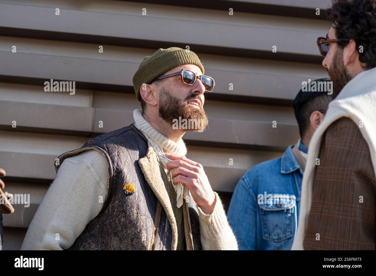 Florenz, Italien. Januar 2025. Pitti Uomo in Florenz ist die weltweit wichtigste Plattform für Herrenbekleidung und Accessoires. Das Publikum, das die Veranstaltung besucht, besteht aus Menschen, die in extravaganter, eleganter und eklektischer Weise vor allem ihren Stil zeigen. (Foto: Federico Neri/Pacific Press) Credit: Pacific Press Media Production Corp./Alamy Live News Stockfoto