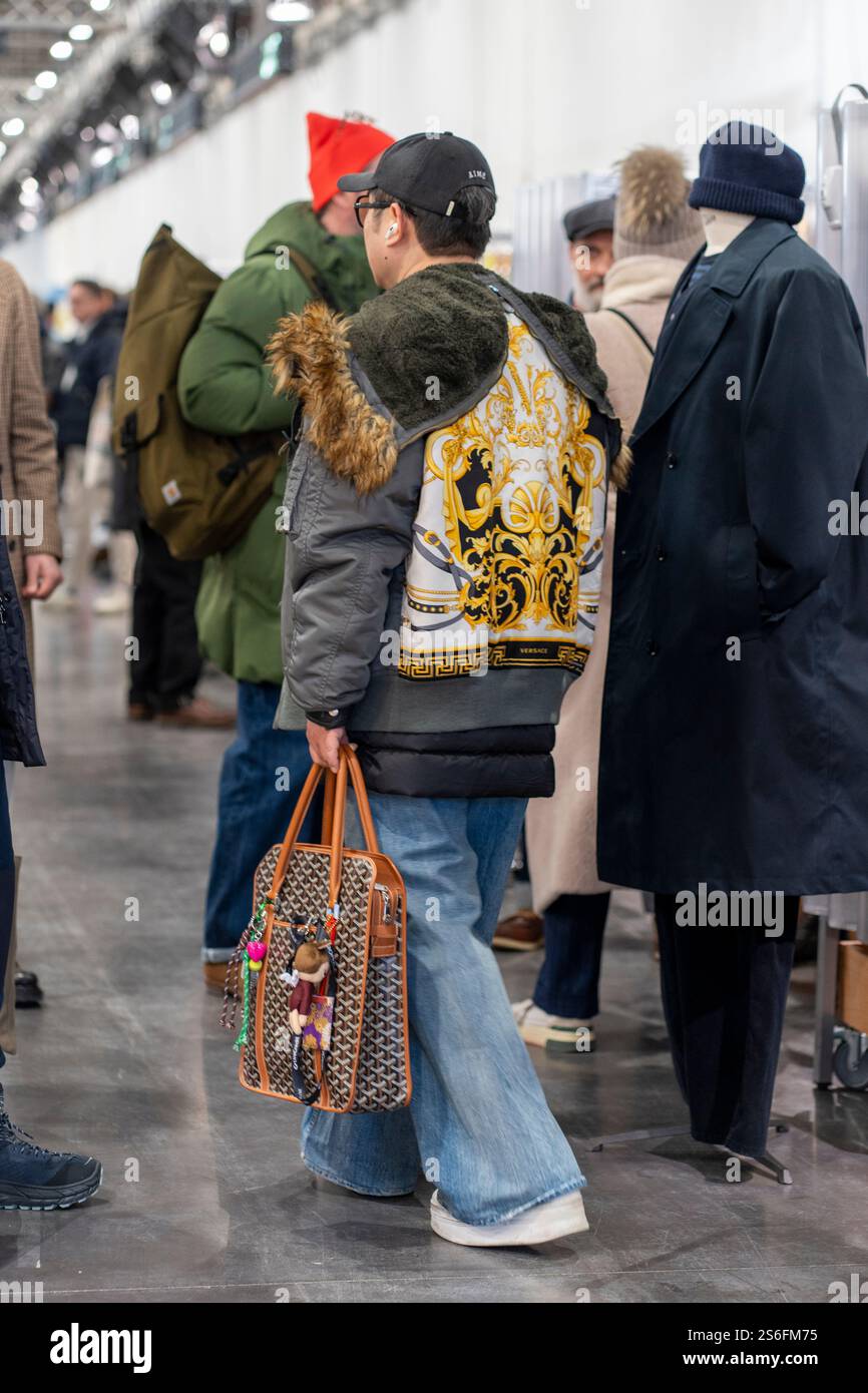 Florenz, Italien. Januar 2025. Pitti Uomo in Florenz ist die weltweit wichtigste Plattform für Herrenbekleidung und Accessoires. Das Publikum, das die Veranstaltung besucht, besteht aus Menschen, die in extravaganter, eleganter und eklektischer Weise vor allem ihren Stil zeigen. (Foto: Federico Neri/Pacific Press) Credit: Pacific Press Media Production Corp./Alamy Live News Stockfoto