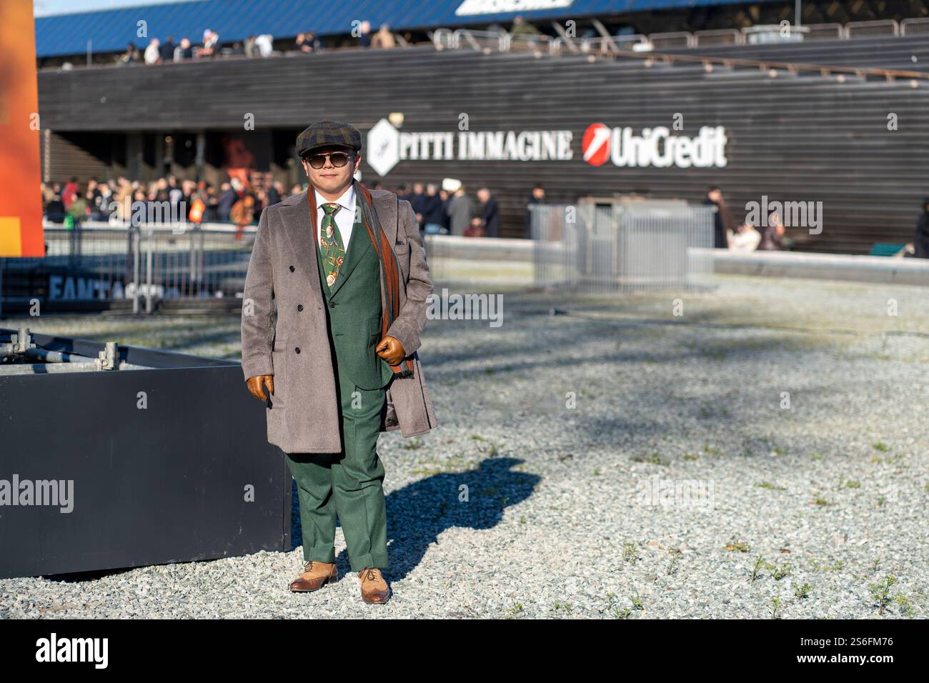 Florenz, Italien. Januar 2025. Pitti Uomo in Florenz ist die weltweit wichtigste Plattform für Herrenbekleidung und Accessoires. Das Publikum, das die Veranstaltung besucht, besteht aus Menschen, die in extravaganter, eleganter und eklektischer Weise vor allem ihren Stil zeigen. (Foto: Federico Neri/Pacific Press) Credit: Pacific Press Media Production Corp./Alamy Live News Stockfoto