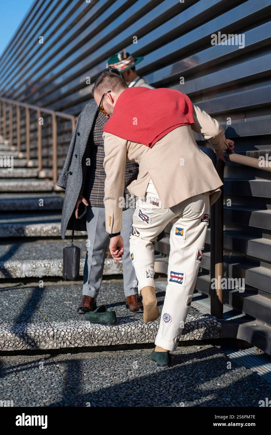 Florenz, Italien. Januar 2025. Pitti Uomo in Florenz ist die weltweit wichtigste Plattform für Herrenbekleidung und Accessoires. Das Publikum, das die Veranstaltung besucht, besteht aus Menschen, die in extravaganter, eleganter und eklektischer Weise vor allem ihren Stil zeigen. (Foto: Federico Neri/Pacific Press) Credit: Pacific Press Media Production Corp./Alamy Live News Stockfoto