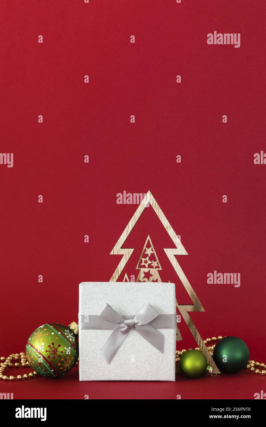 Eine Weihnachtsdekoration Geschenkbox mit rotem Hintergrund Stockfoto