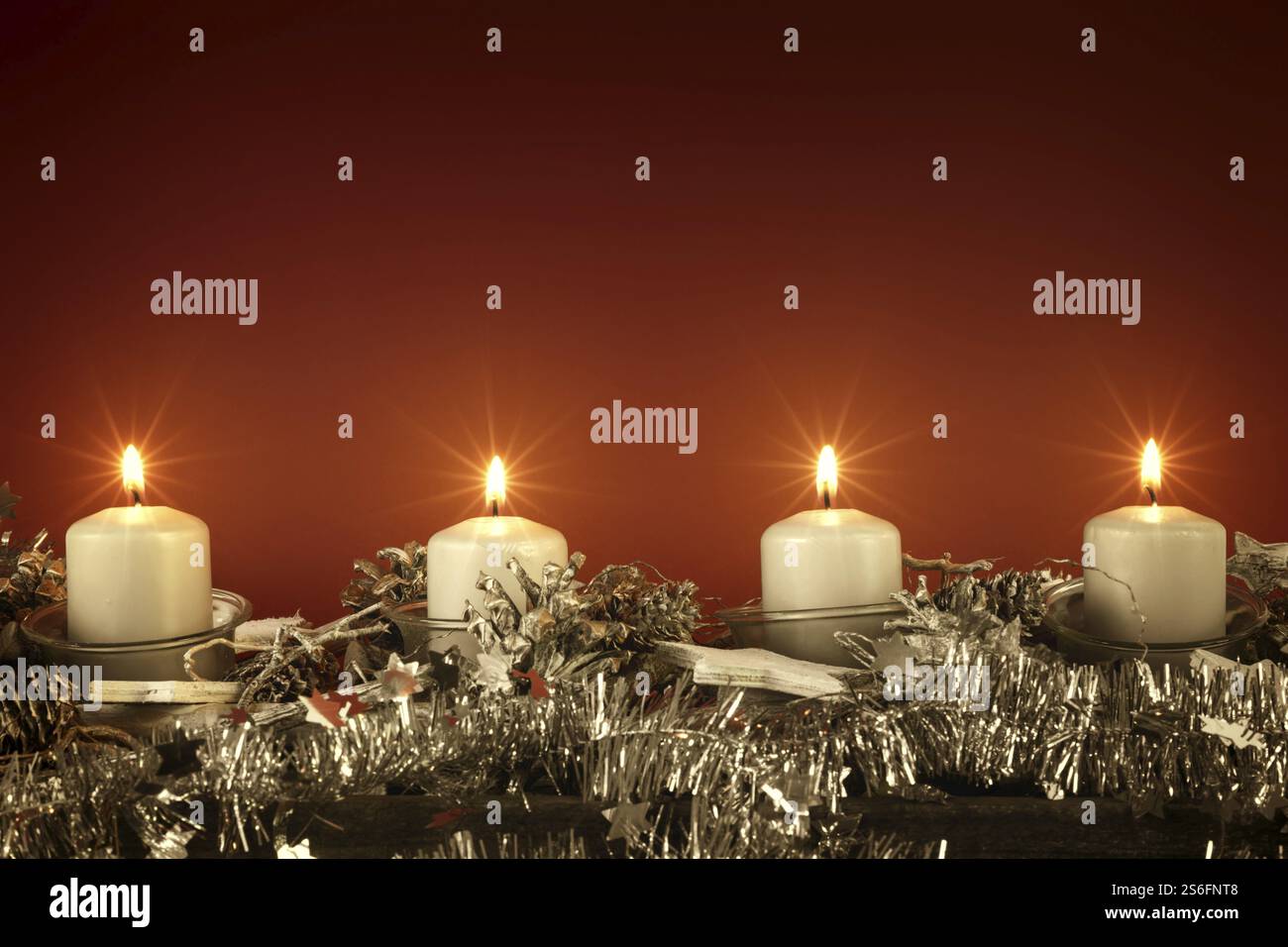 Advent vier Kerzen brennen mit rotem Hintergrund für Ihre Inhalte Stockfoto