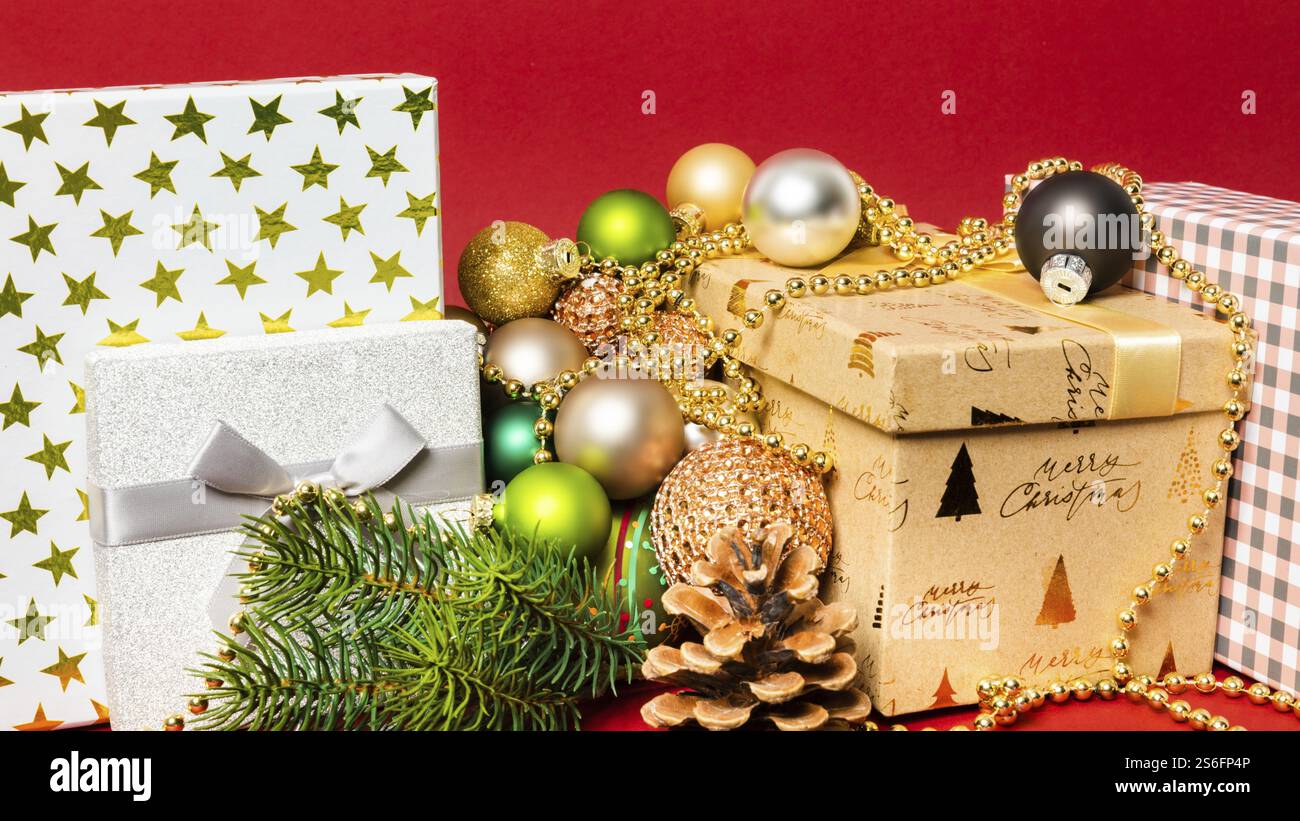 Eine Weihnachtsdekoration Geschenkbox mit rotem Hintergrund Stockfoto
