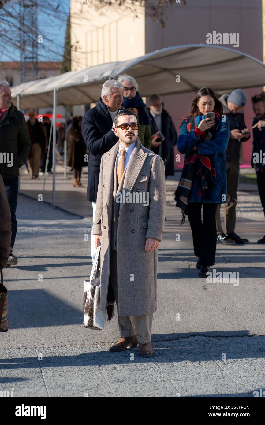 Florenz, Italien. Januar 2025. Pitti Uomo in Florenz ist die weltweit wichtigste Plattform für Herrenbekleidung und Accessoires. Das Publikum, das die Veranstaltung besucht, besteht aus Menschen, die in extravaganter, eleganter und eklektischer Weise vor allem ihren Stil zeigen. (Kreditbild: © Federico Neri/Pacific Press via ZUMA Press Wire) NUR REDAKTIONELLE VERWENDUNG! Nicht für kommerzielle ZWECKE! Stockfoto