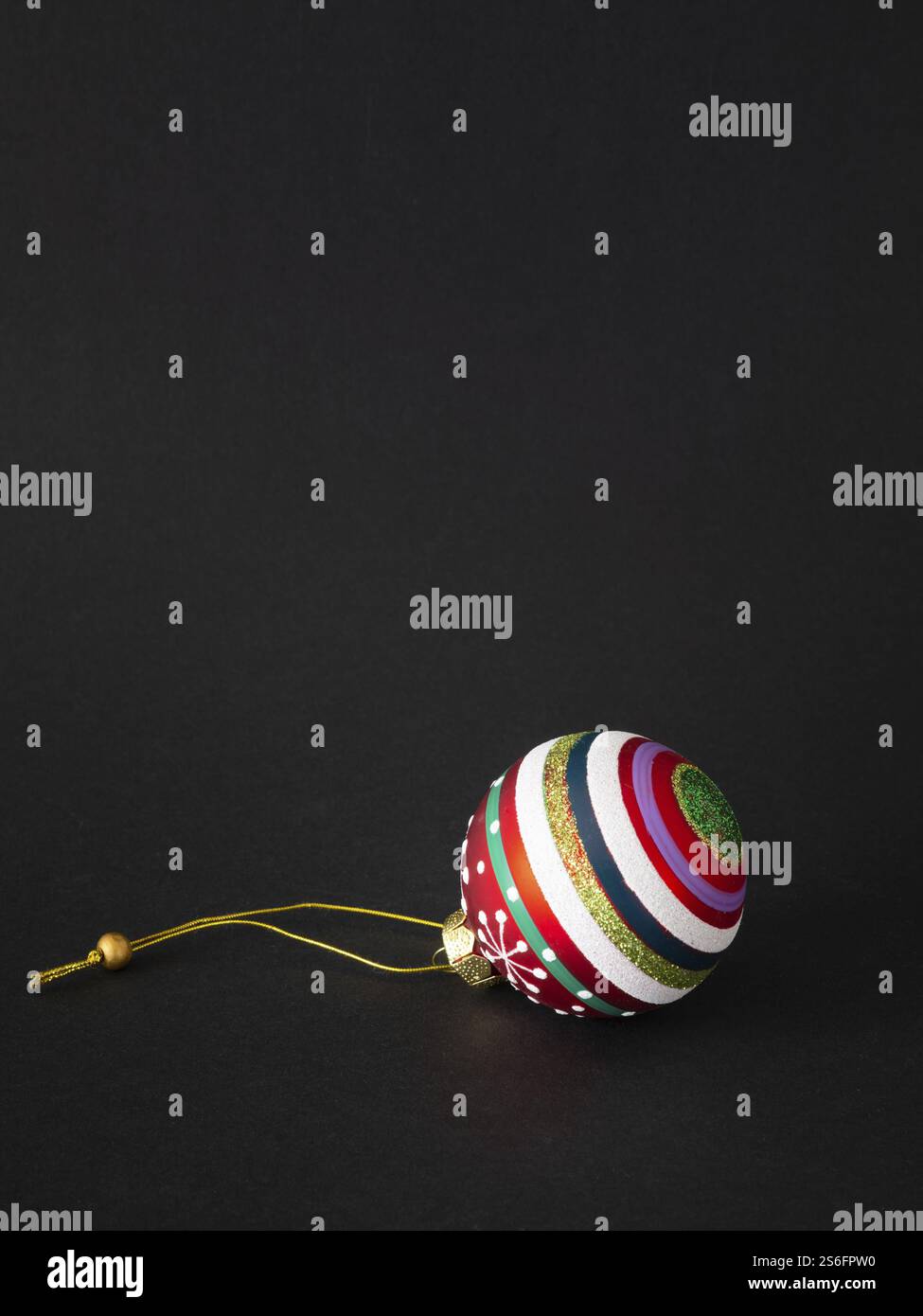 Ein Bild einer roten Weihnachtsglaskugel, isoliert auf schwarzem Hintergrund Stockfoto
