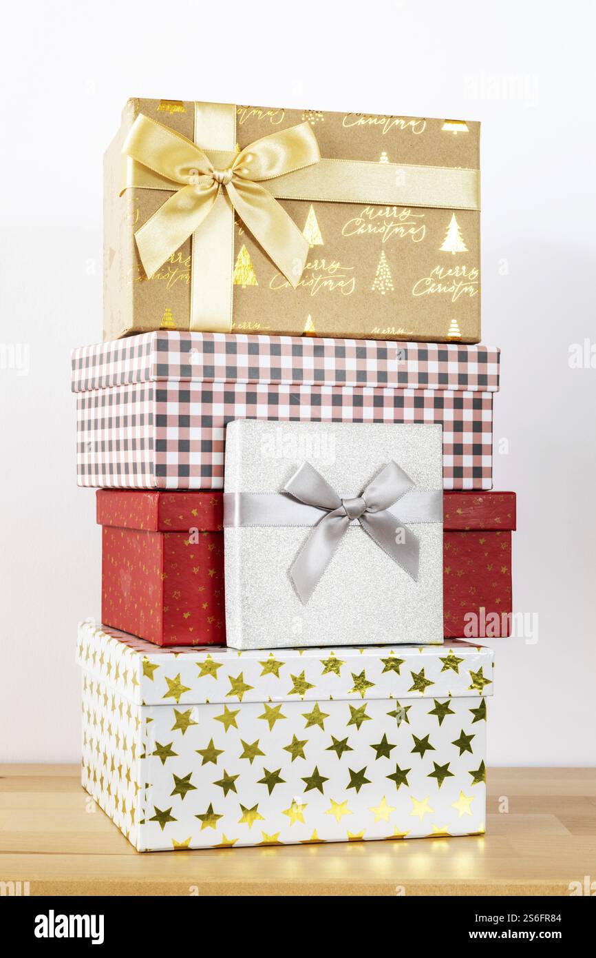 Ein weißer Hintergrund mit einer Menge Weihnachtsgeschenkboxen Stockfoto