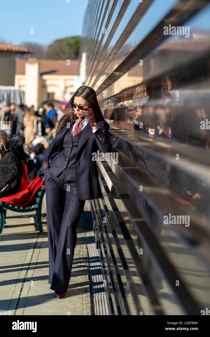 Florenz, Italien. Januar 2025. Pitti Uomo in Florenz ist die weltweit wichtigste Plattform für Herrenbekleidung und Accessoires. Das Publikum, das die Veranstaltung besucht, besteht aus Menschen, die in extravaganter, eleganter und eklektischer Weise vor allem ihren Stil zeigen. (Kreditbild: © Federico Neri/Pacific Press via ZUMA Press Wire) NUR REDAKTIONELLE VERWENDUNG! Nicht für kommerzielle ZWECKE! Stockfoto