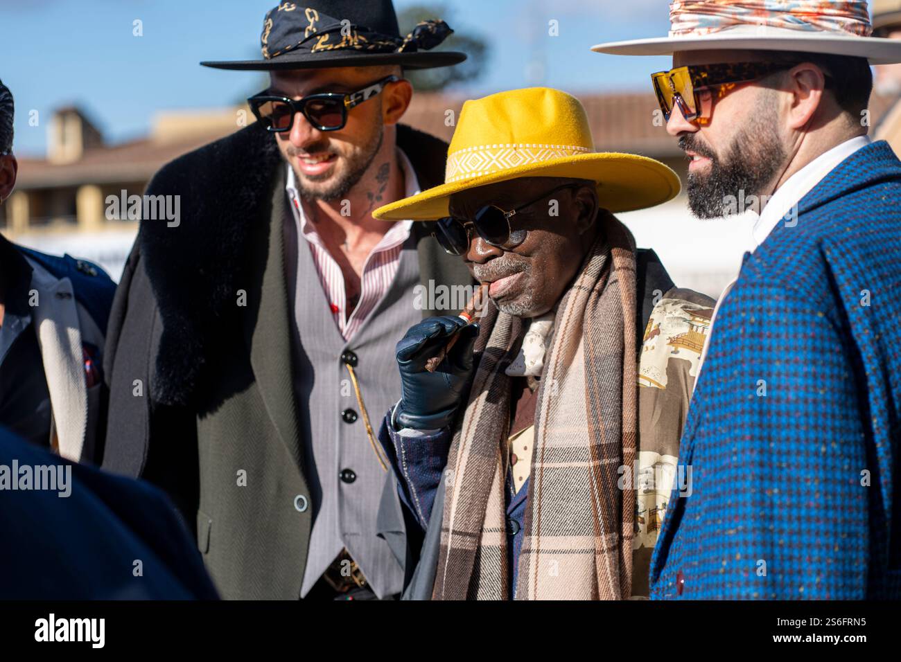 Florenz, Italien. Januar 2025. Pitti Uomo in Florenz ist die weltweit wichtigste Plattform für Herrenbekleidung und Accessoires. Das Publikum, das die Veranstaltung besucht, besteht aus Menschen, die in extravaganter, eleganter und eklektischer Weise vor allem ihren Stil zeigen. (Kreditbild: © Federico Neri/Pacific Press via ZUMA Press Wire) NUR REDAKTIONELLE VERWENDUNG! Nicht für kommerzielle ZWECKE! Stockfoto