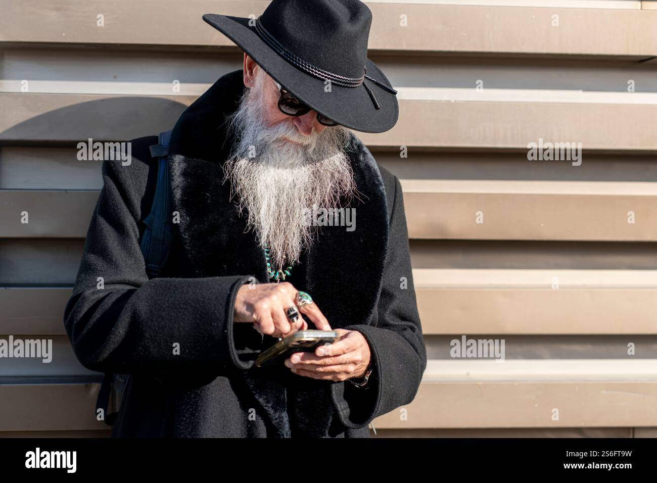 Florenz, Italien. Januar 2025. Pitti Uomo in Florenz ist die weltweit wichtigste Plattform für Herrenbekleidung und Accessoires. Das Publikum, das die Veranstaltung besucht, besteht aus Menschen, die in extravaganter, eleganter und eklektischer Weise vor allem ihren Stil zeigen. (Kreditbild: © Federico Neri/Pacific Press via ZUMA Press Wire) NUR REDAKTIONELLE VERWENDUNG! Nicht für kommerzielle ZWECKE! Stockfoto