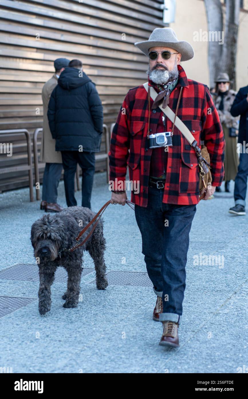 Florenz, Italien. Januar 2025. Pitti Uomo in Florenz ist die weltweit wichtigste Plattform für Herrenbekleidung und Accessoires. Das Publikum, das die Veranstaltung besucht, besteht aus Menschen, die in extravaganter, eleganter und eklektischer Weise vor allem ihren Stil zeigen. (Kreditbild: © Federico Neri/Pacific Press via ZUMA Press Wire) NUR REDAKTIONELLE VERWENDUNG! Nicht für kommerzielle ZWECKE! Stockfoto