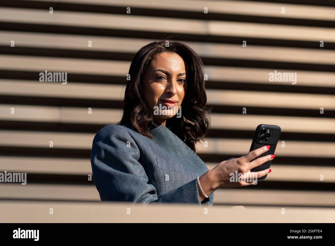 Florenz, Italien. Januar 2025. Pitti Uomo in Florenz ist die weltweit wichtigste Plattform für Herrenbekleidung und Accessoires. Das Publikum, das die Veranstaltung besucht, besteht aus Menschen, die in extravaganter, eleganter und eklektischer Weise vor allem ihren Stil zeigen. (Kreditbild: © Federico Neri/Pacific Press via ZUMA Press Wire) NUR REDAKTIONELLE VERWENDUNG! Nicht für kommerzielle ZWECKE! Stockfoto