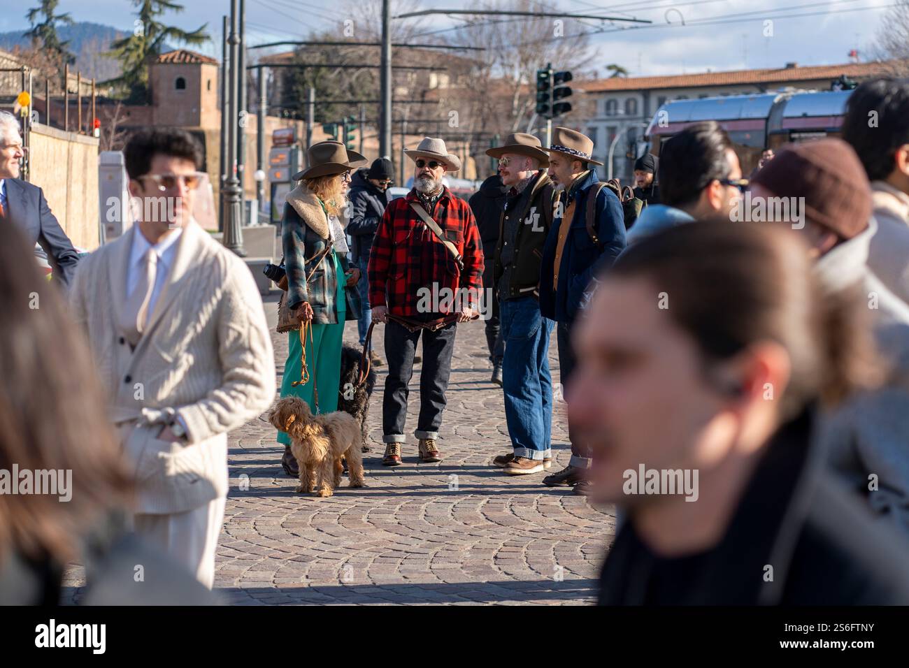 Florenz, Italien. Januar 2025. Pitti Uomo in Florenz ist die weltweit wichtigste Plattform für Herrenbekleidung und Accessoires. Das Publikum, das die Veranstaltung besucht, besteht aus Menschen, die in extravaganter, eleganter und eklektischer Weise vor allem ihren Stil zeigen. (Kreditbild: © Federico Neri/Pacific Press via ZUMA Press Wire) NUR REDAKTIONELLE VERWENDUNG! Nicht für kommerzielle ZWECKE! Stockfoto