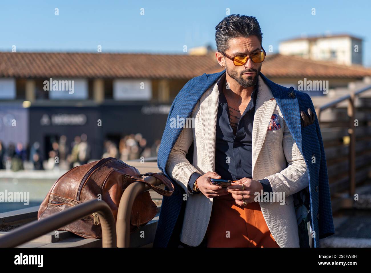 Florenz, Italien. Januar 2025. Pitti Uomo in Florenz ist die weltweit wichtigste Plattform für Herrenbekleidung und Accessoires. Das Publikum, das die Veranstaltung besucht, besteht aus Menschen, die in extravaganter, eleganter und eklektischer Weise vor allem ihren Stil zeigen. (Kreditbild: © Federico Neri/Pacific Press via ZUMA Press Wire) NUR REDAKTIONELLE VERWENDUNG! Nicht für kommerzielle ZWECKE! Stockfoto