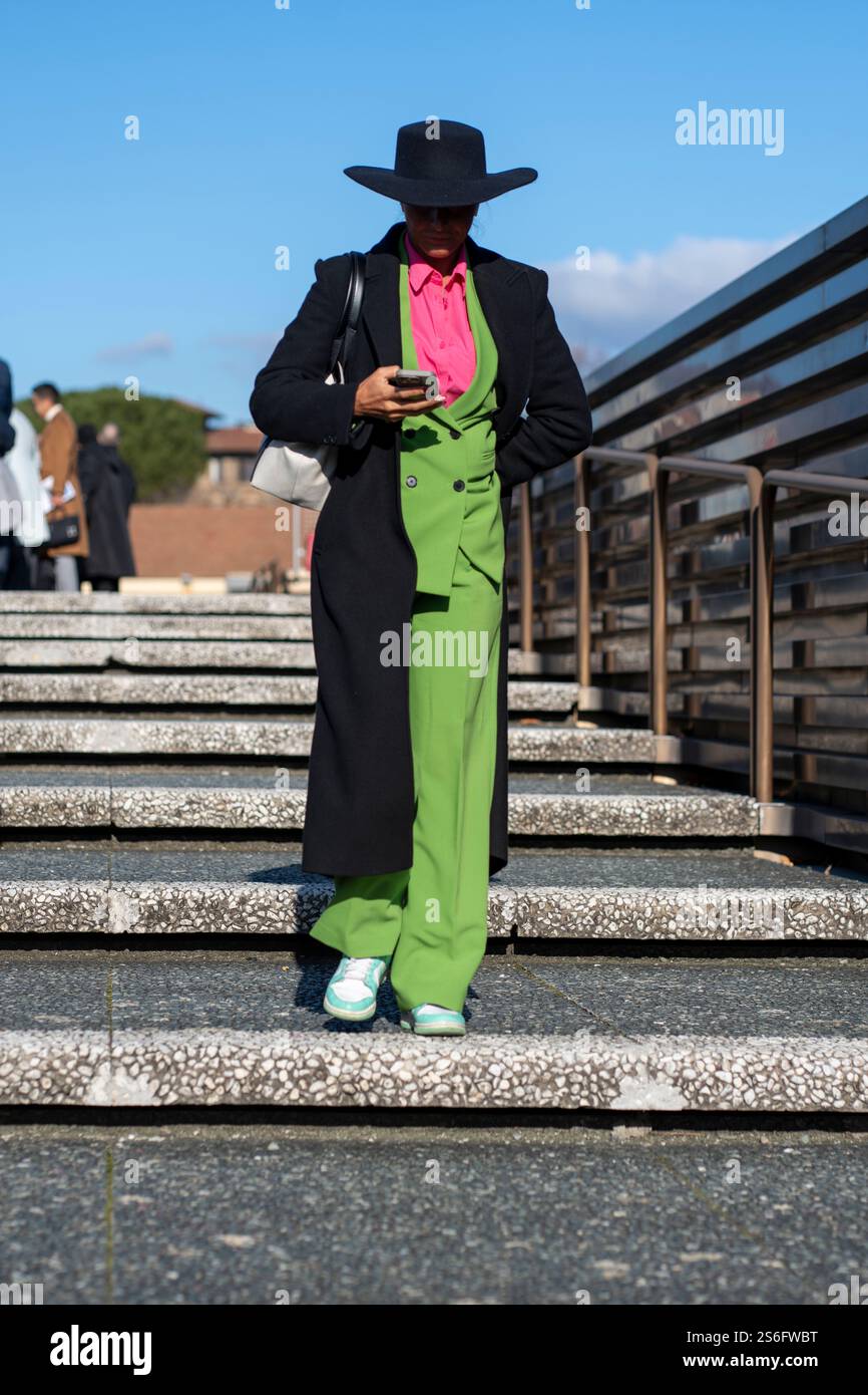 Florenz, Italien. Januar 2025. Pitti Uomo in Florenz ist die weltweit wichtigste Plattform für Herrenbekleidung und Accessoires. Das Publikum, das die Veranstaltung besucht, besteht aus Menschen, die in extravaganter, eleganter und eklektischer Weise vor allem ihren Stil zeigen. (Kreditbild: © Federico Neri/Pacific Press via ZUMA Press Wire) NUR REDAKTIONELLE VERWENDUNG! Nicht für kommerzielle ZWECKE! Stockfoto