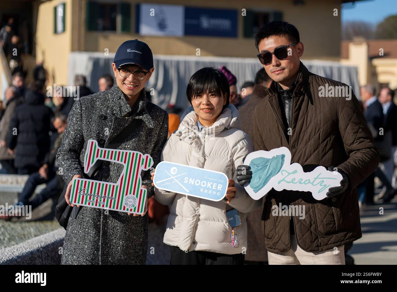 Florenz, Italien. Januar 2025. Pitti Uomo in Florenz ist die weltweit wichtigste Plattform für Herrenbekleidung und Accessoires. Das Publikum, das die Veranstaltung besucht, besteht aus Menschen, die in extravaganter, eleganter und eklektischer Weise vor allem ihren Stil zeigen. (Kreditbild: © Federico Neri/Pacific Press via ZUMA Press Wire) NUR REDAKTIONELLE VERWENDUNG! Nicht für kommerzielle ZWECKE! Stockfoto