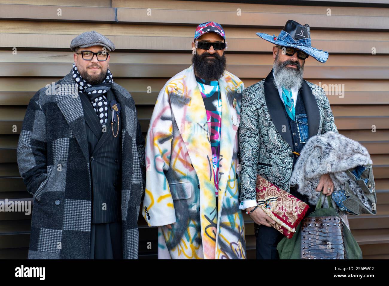 Florenz, Italien. Januar 2025. Pitti Uomo in Florenz ist die weltweit wichtigste Plattform für Herrenbekleidung und Accessoires. Das Publikum, das die Veranstaltung besucht, besteht aus Menschen, die in extravaganter, eleganter und eklektischer Weise vor allem ihren Stil zeigen. (Kreditbild: © Federico Neri/Pacific Press via ZUMA Press Wire) NUR REDAKTIONELLE VERWENDUNG! Nicht für kommerzielle ZWECKE! Stockfoto