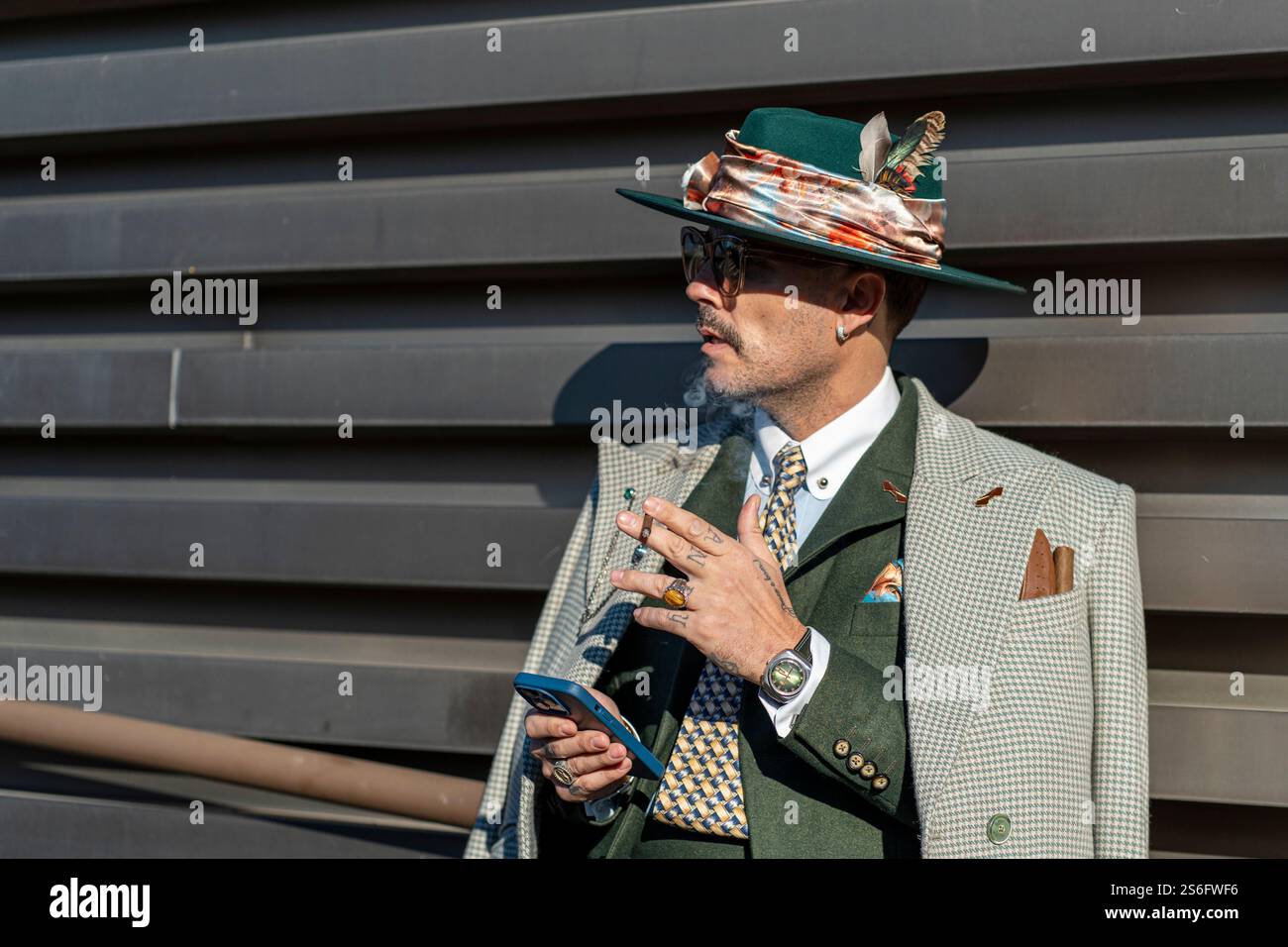 Florenz, Italien. Januar 2025. Pitti Uomo in Florenz ist die weltweit wichtigste Plattform für Herrenbekleidung und Accessoires. Das Publikum, das die Veranstaltung besucht, besteht aus Menschen, die in extravaganter, eleganter und eklektischer Weise vor allem ihren Stil zeigen. (Kreditbild: © Federico Neri/Pacific Press via ZUMA Press Wire) NUR REDAKTIONELLE VERWENDUNG! Nicht für kommerzielle ZWECKE! Stockfoto