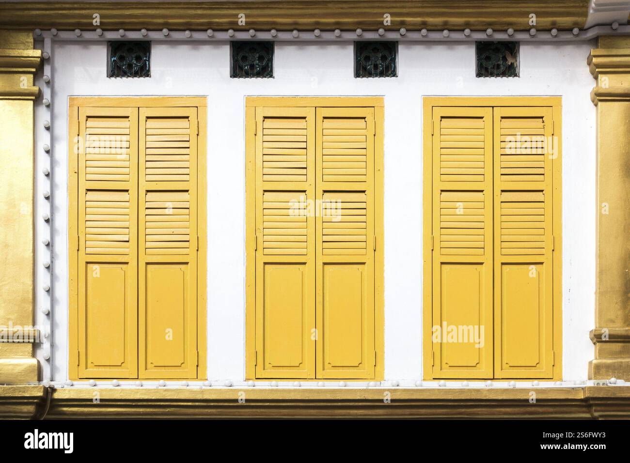 Ein Bild von drei gelben Fenstertüren Stockfoto