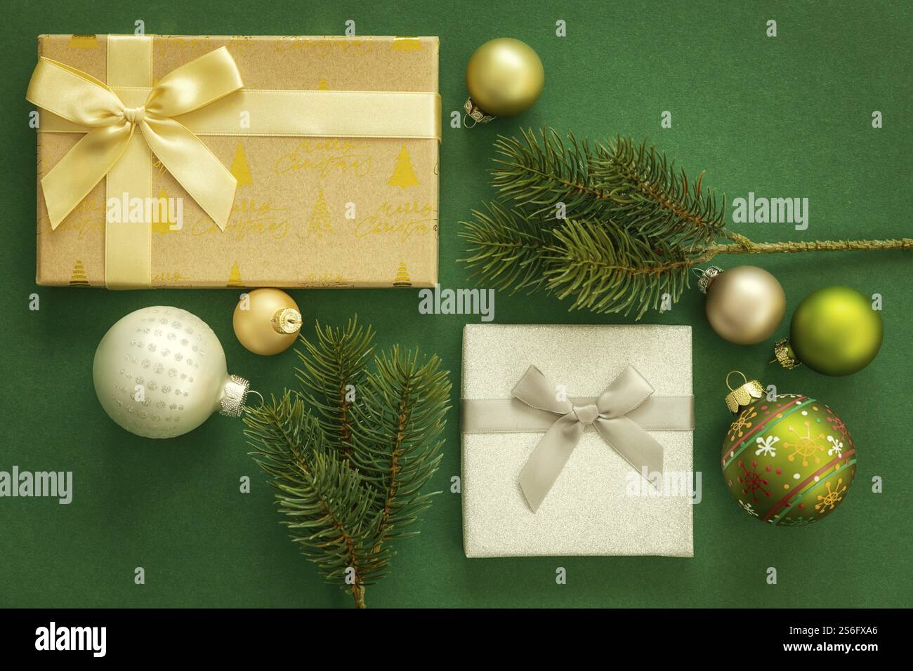 Eine Weihnachtsdekoration Hintergrund grün mit Geschenkbox Stockfoto