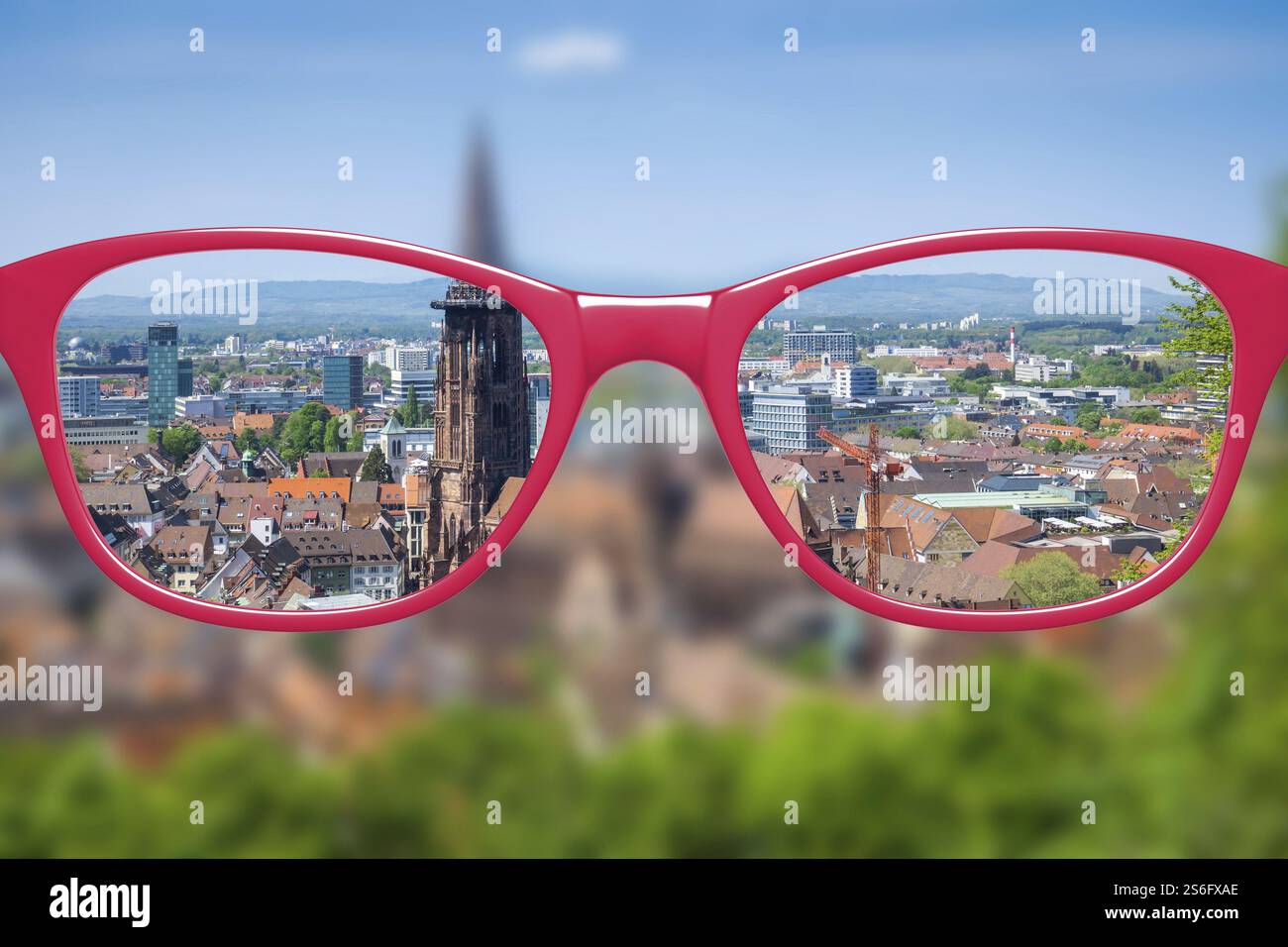 Blick durch die Brille scharf mit Brille unscharf ohne Brille Stockfoto