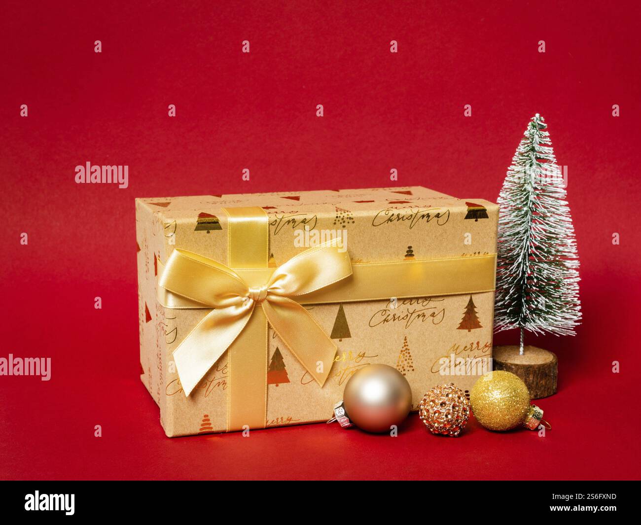 Eine Weihnachtsdekoration Geschenkbox mit rotem Hintergrund Stockfoto