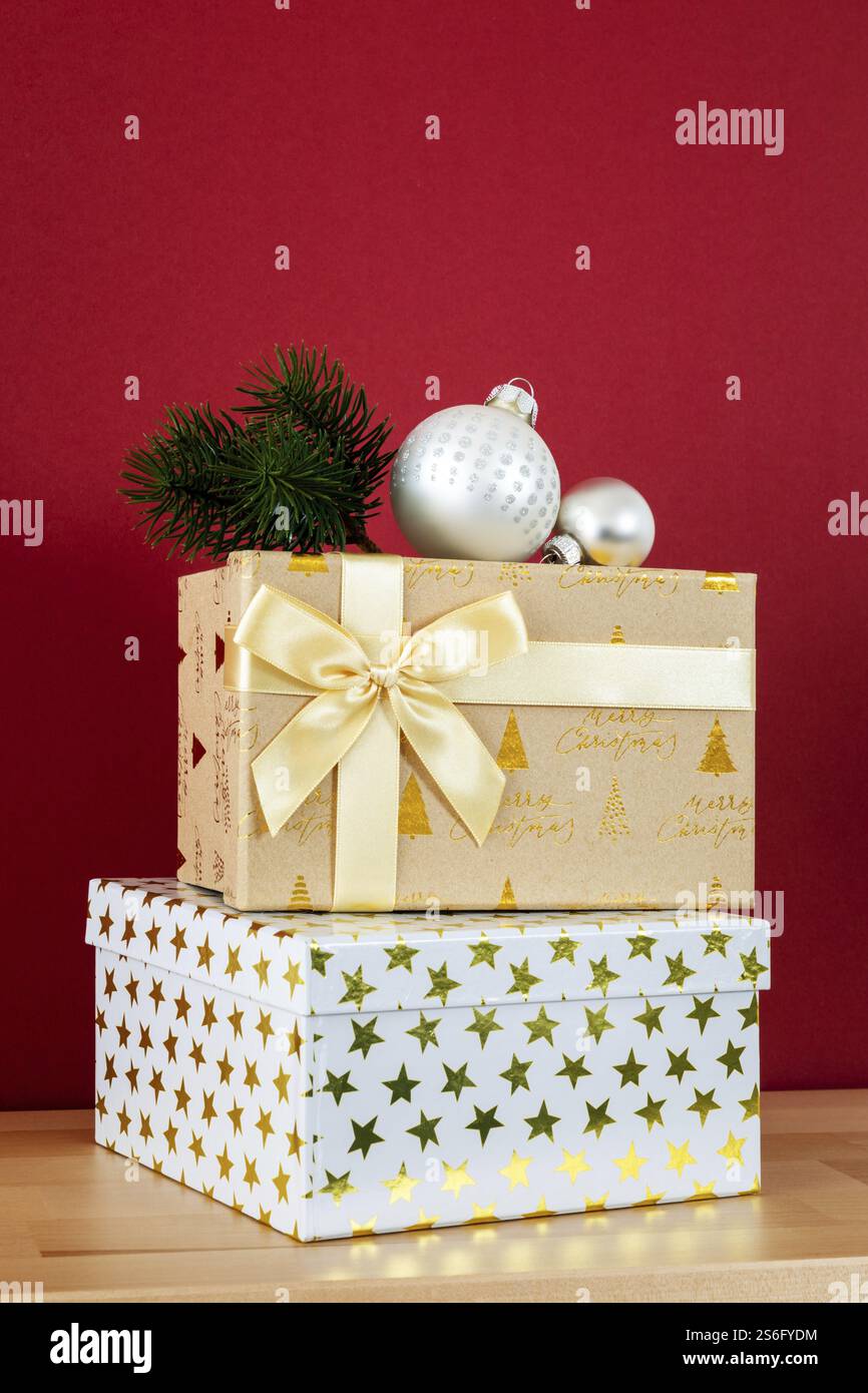 Ein roter Weihnachtsdekorationshintergrund mit Geschenkboxen Stockfoto